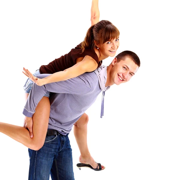 Szczęśliwa młoda kobieta korzystających piggyback jazdy na chłopaków plecami whi — Zdjęcie stockowe