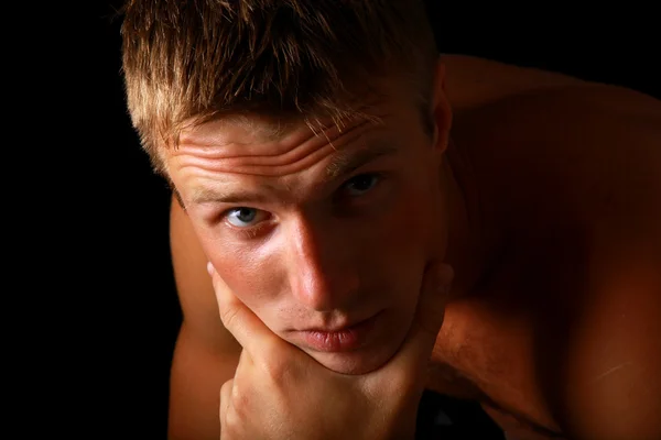 Genç iyi görünümlü erkek model koyu gölgeli yakın çekim portre — Stok fotoğraf