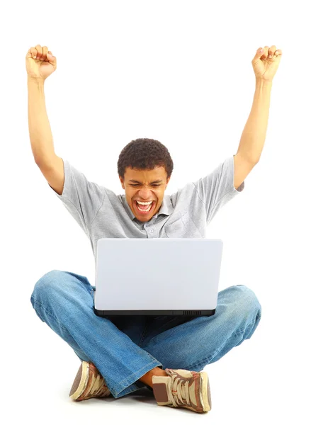 Mutlu genç adam beyaz arka planı izole bir dizüstü bilgisayar üzerinde çalışan — Stok fotoğraf