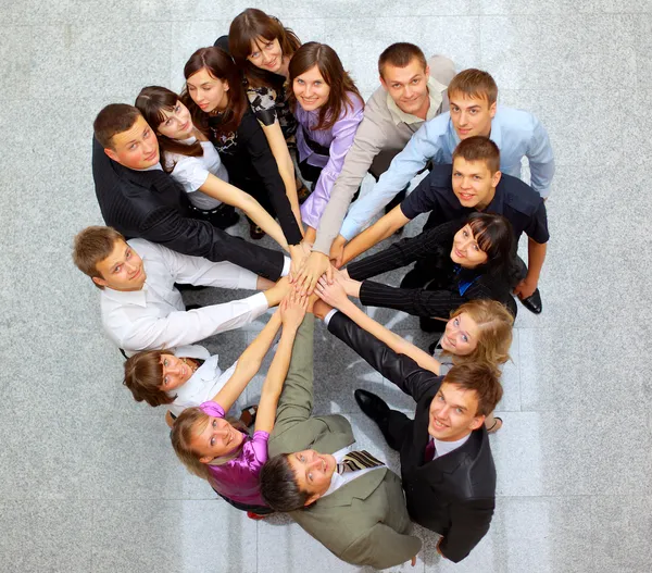 Vista superior de los negocios con las manos juntas en un círculo —  Fotos de Stock