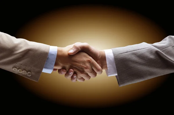 Handshake - ruka drží na černém pozadí — Stock fotografie