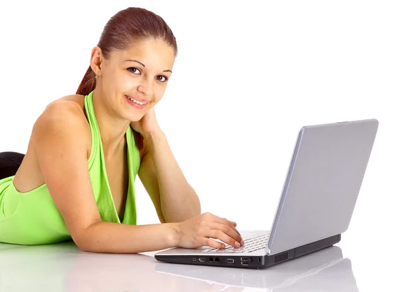 Jovem mulher bonita trabalhando com laptop no novo apartamento confortável — Fotografia de Stock