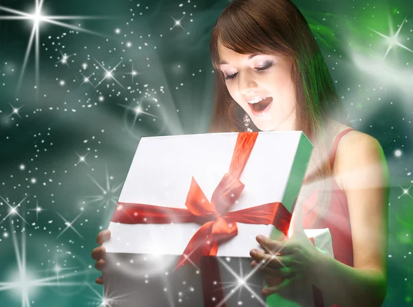 Bellissima ragazza che apre il regalo magico di massa x. Natale! — Foto Stock