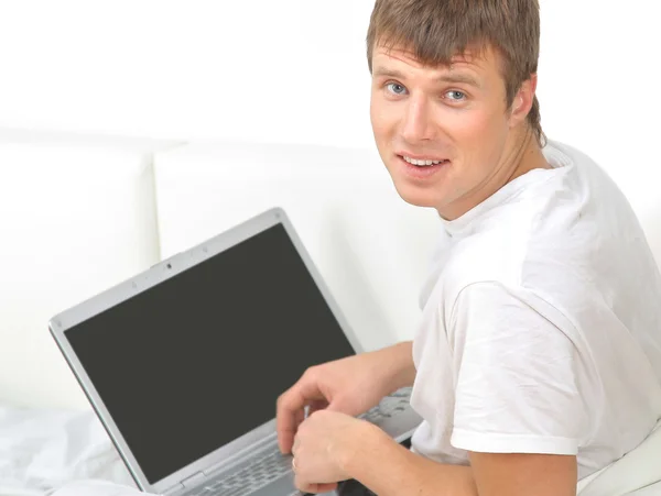 Πίσω όψη closeup ενός νεαρού άνδρα εργασίας ενός φορητού υπολογιστή — Φωτογραφία Αρχείου