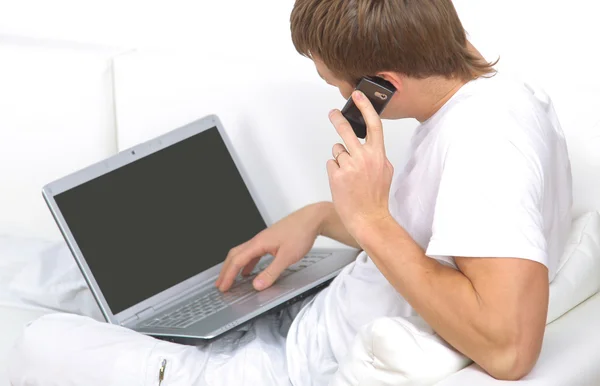 Achteraanzicht close-up van een jonge man werkt voor een laptop — Stockfoto