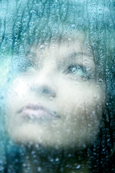 Mujer joven triste y gotas de lluvia —  Fotos de Stock