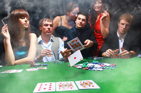 Homme élégant en costume noir plie deux cartes au poker de casino à Las Vegas plus — Photo
