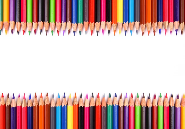 Κοντινό πλάνο των μολυβιών χρώμα με διαφορετικό χρώμα πάνω από το λευκό φόντο — Φωτογραφία Αρχείου