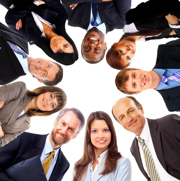 Gruppo di imprese in piedi in huddle, sorridente, vista basso angolo — Foto Stock