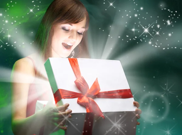 Hermosa chica abriendo x-masa regalo de magia. Navidad — Foto de Stock