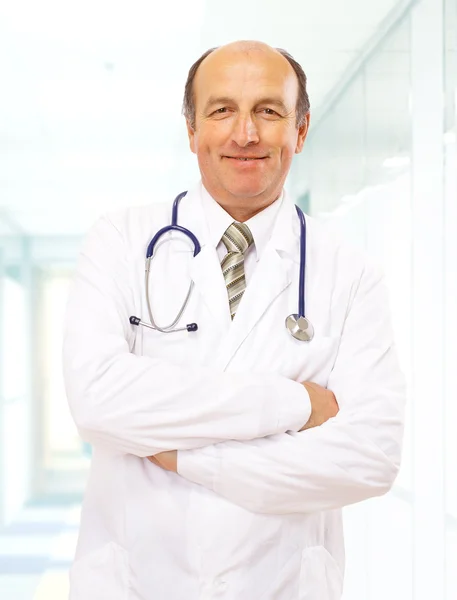 Lekarz ze stetoskopem wyizolowanym na białym tle — Zdjęcie stockowe