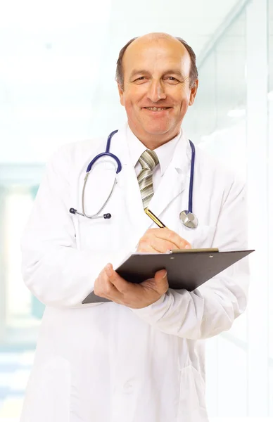 Lekarz Stetoskopem Wyizolowanym Białym Tle — Zdjęcie stockowe