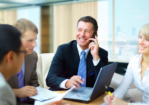Hombre de negocios hablando por teléfono mientras estaba en una reunión —  Fotos de Stock