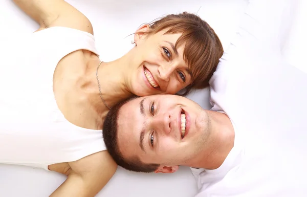 Joyeux couple souriant amoureux, sur fond blanc — Photo
