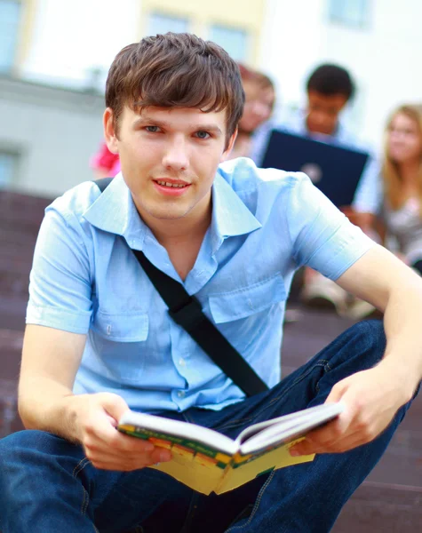 若い男が本を読む — ストック写真