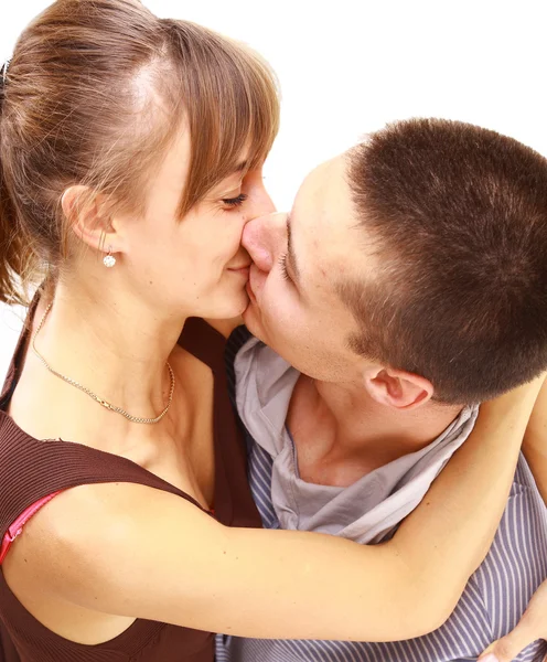 Schönes junges Paar küsst gegen Sommergarten. — Stockfoto