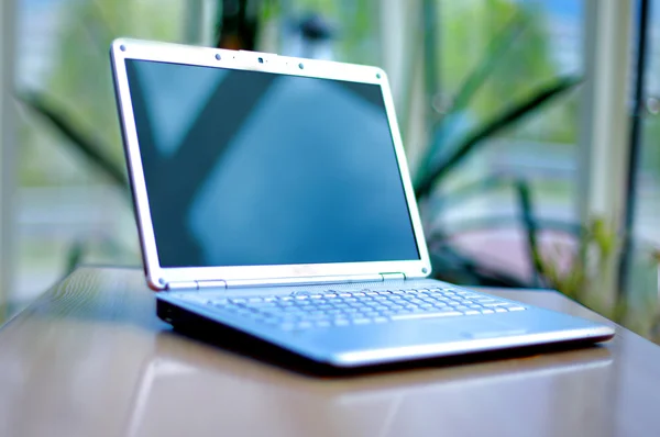 Dünner Laptop auf Büroschreibtisch — Stockfoto