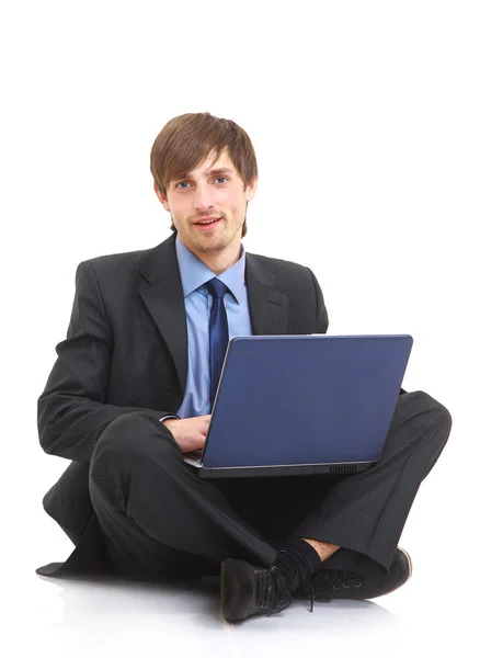 上一台笔记本电脑 白色背景分离工作的快乐年轻商务男士 — 图库照片