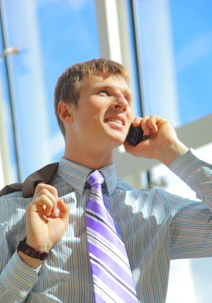 Молодий Щасливий Бізнесмен Дзвонить Мобільний Телефон Відкритому Повітрі Посміхається — стокове фото