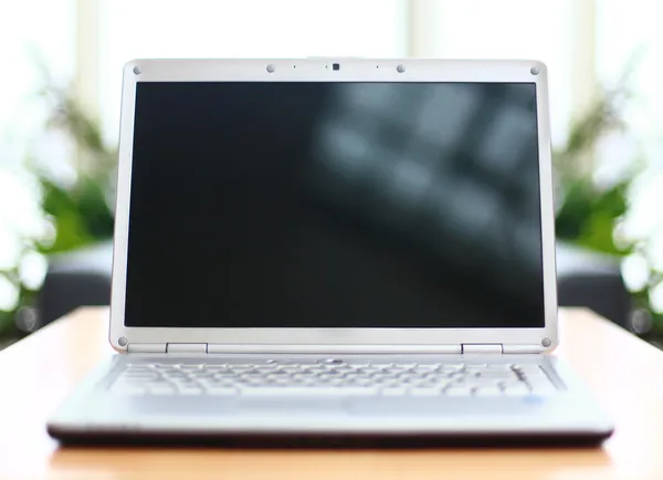 Dünner Laptop Auf Büroschreibtisch — Stockfoto