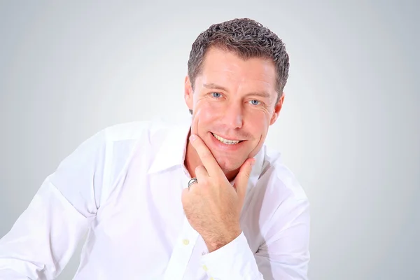 Retrato de close-up de um homem sênior sorrindo no fundo branco — Fotografia de Stock
