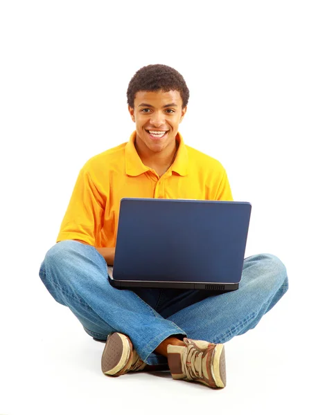 Glad Ung Man Arbetar Bärbar Dator Isolerat Mot Vit Bakgrund — Stockfoto