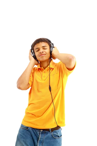 Jonge gelukkig man luisteren naar muziek en zang — Stockfoto