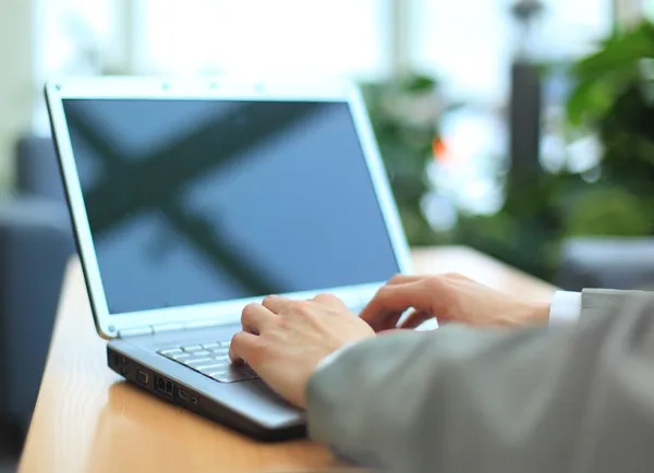 Person Tippt Einem Büro Auf Einem Modernen Laptop — Stockfoto