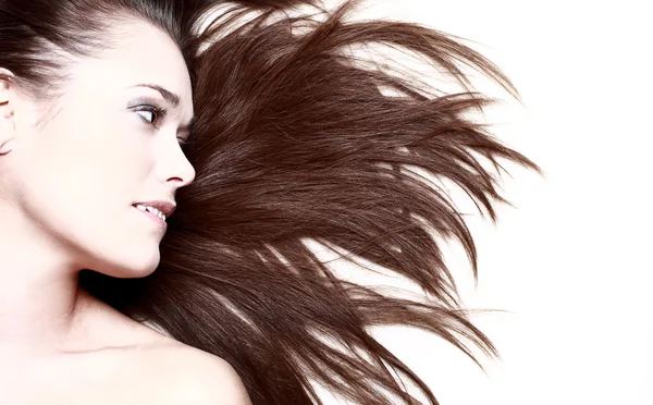 Женщина Развевающимися Улыбающимися Волосами — стоковое фото