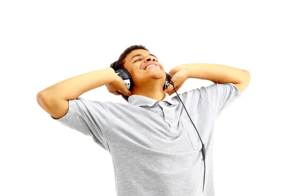 Mladý šťastný muž poslouchá hudbu a zpěv — Stock fotografie