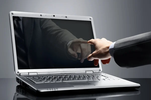 Närbild Manliga Hand Med Pekfingret Pekar Laptop Skärmen Över Svart — Stockfoto