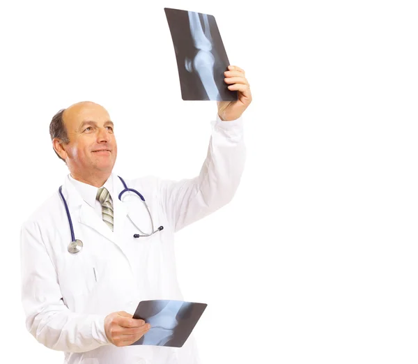 Jeune Docteur Regardant Une Radiographie — Photo