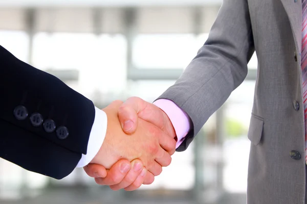 Handshake v úřadu — Stock fotografie