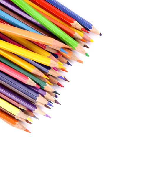 Gros plan des crayons de couleur avec différentes couleurs sur fond blanc — Photo