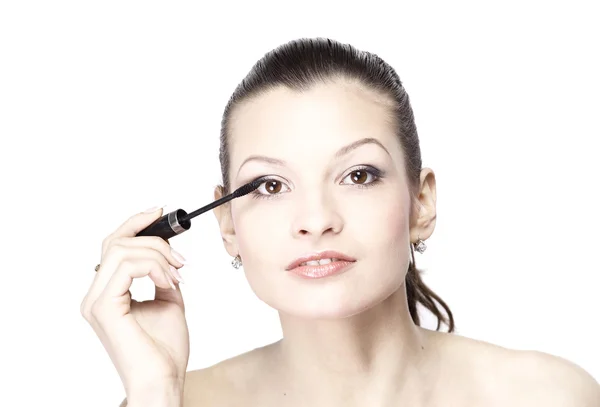 Porträtt av vacker ung kvinna som applicerar mascara med hjälp av fransborste — Stockfoto