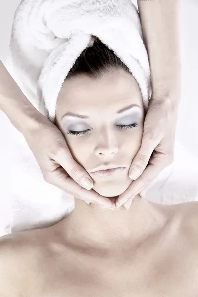 Belle Jeune Femme Recevant Massage Facial — Photo