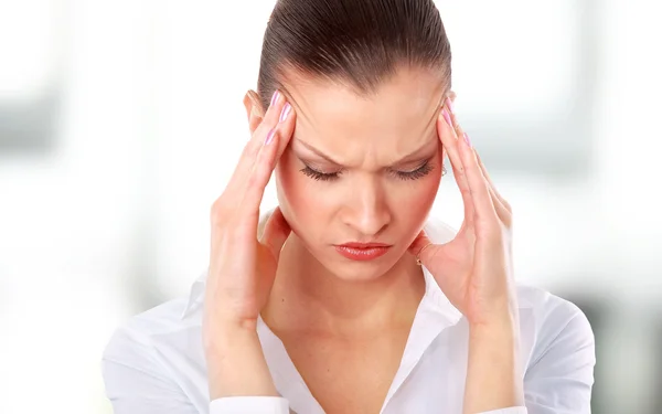 白い背景の上に頭痛に苦しんでいる若い女性 — ストック写真