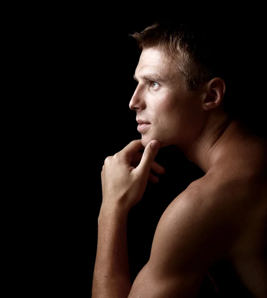 Genç Iyi Görünümlü Erkek Model Koyu Gölgeli Yakın Çekim Portre — Stok fotoğraf