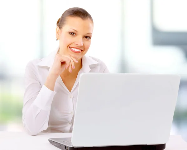 Aantrekkelijke Jonge Zakenvrouw Met Behulp Van Laptop Bureau Glimlachen — Stockfoto