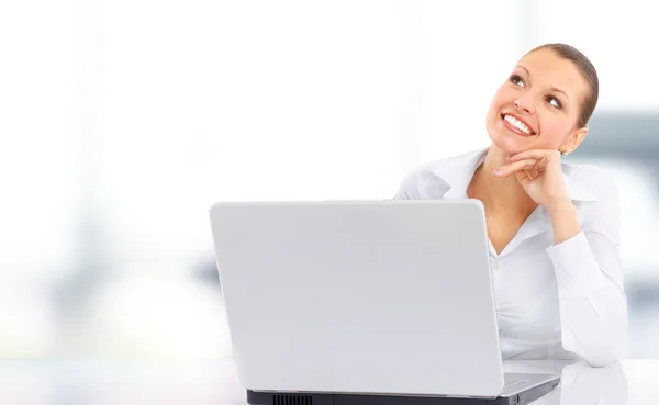 Atractiva Joven Mujer Negocios Sonriente Utilizando Ordenador Portátil Escritorio — Foto de Stock
