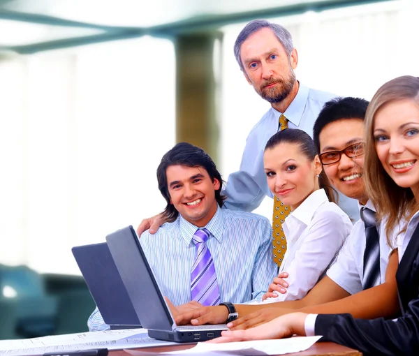Grupp lycklig verksamhet i ett möte på kontoret — Stockfoto