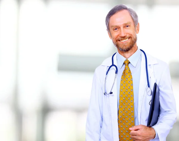 Porträtt av en äldre läkare isolerad på vit bakgrund — Stockfoto