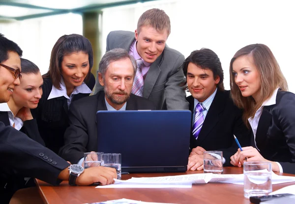 Grupp lycklig verksamhet i ett möte på kontoret — Stockfoto