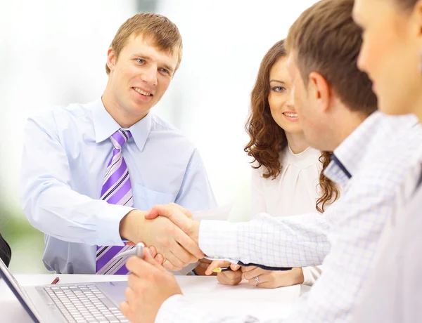 Negócios Apertando Mãos Terminando Uma Reunião — Fotografia de Stock