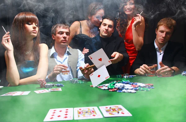 Stilvoller Mann im schwarzen Anzug faltet zwei Karten im Casino-Poker bei Las Vegas über — Stockfoto