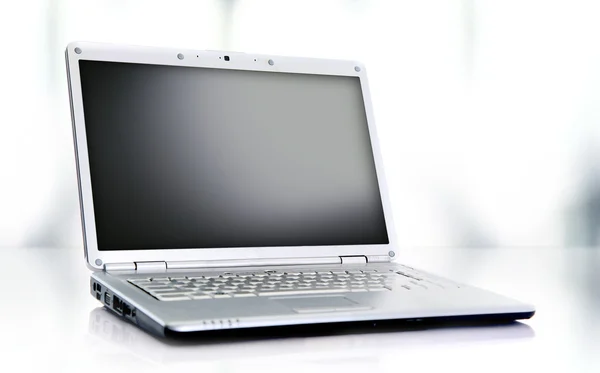 现代笔记本电脑用玻璃表思考隔绝在白色 — 图库照片