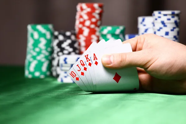 Bir poker oyuncusu yerleştirin. cips ve kart — Stok fotoğraf