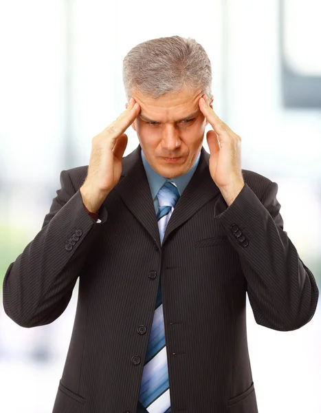 Üzletember, a depresszió, a kezét a homlokára — Stock Fotó
