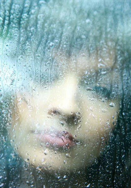 Szomorú fiatal nő és egy eső csepp — Stock Fotó