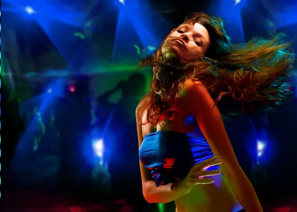Schöne junge Frau tanzt im Nachtclub — Stockfoto